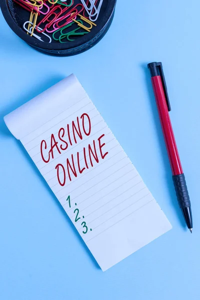 Note d'écriture montrant Casino en ligne. Photo d'affaires présentant Computer Poker Game Gamble Royal Bet Lotto High Stakes Notebook et stationnaire avec la souris au-dessus du fond pastel . — Photo