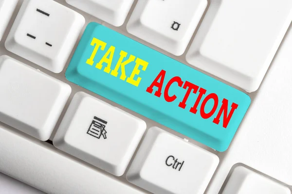 Signo de texto que muestra Take Action. Foto conceptual para hacer algooractuar con el fin de obtener un resultado particular Teclado de PC blanco con papel de nota vacío sobre el espacio de copia de la tecla de fondo blanco . —  Fotos de Stock