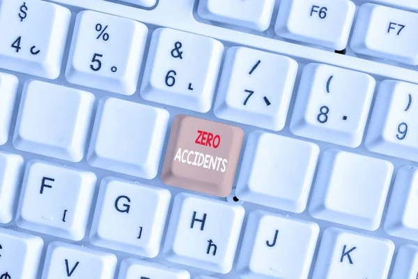 Schreibnotiz mit null Unfällen. Business-Foto präsentiert wichtige Strategie zur Vermeidung von Arbeitsunfällen weiße PC-Tastatur mit Notizpapier über weißem Hintergrund. — Stockfoto