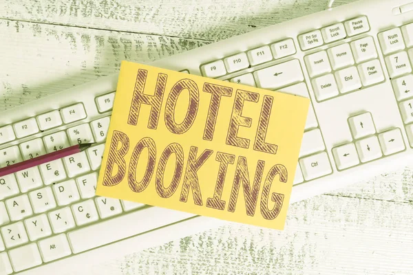 Sinal de texto mostrando Hotel Booking. Foto conceitual Reservas online Suíte Presidencial De Luxe Hospitality Teclado branco material de escritório retângulo vazio em forma de madeira lembrete de papel . — Fotografia de Stock