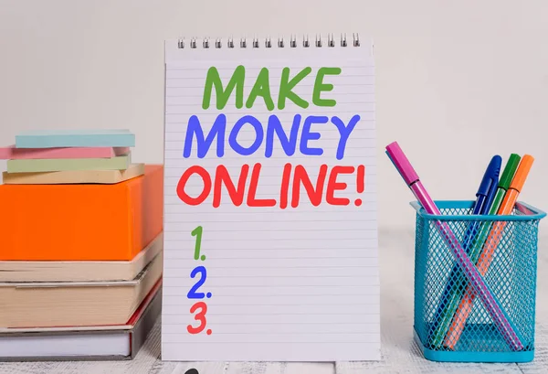 Szöveges jel mutatja Make Money Online. Fogalmi fotó nyereséges az interneten keresztül, mint szabadúszó vagy marketing toll fémbirtokos halmozott jegyzet párna könyvek szögletes spirál fából készült asztal. — Stock Fotó