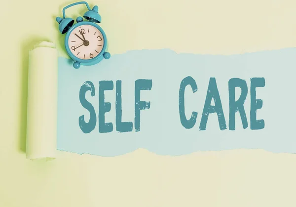 Почерк написания текста Self Care. Понятие, означающее практику принятия мер по улучшению собственного здоровья . — стоковое фото