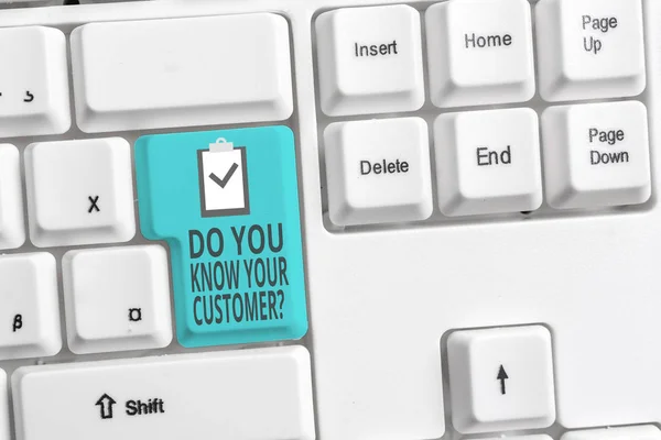Kennen Sie Ihre Kundenfrage? Konzept bedeutet Service identifizieren Kunden mit relevanten Informationen weiße PC-Tastatur mit leerem Notizpapier über weißem Hintergrund Schlüsselkopie — Stockfoto