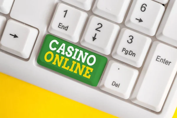 Texto de escritura a mano Casino en línea. Concepto que significa juego de póker de computadora Gamble Royal Bet Lotto High Stakes Teclado de PC blanco con papel de nota vacío sobre el espacio de copia de tecla de fondo blanco . — Foto de Stock