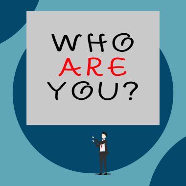 El yazısı metin Kimsin Sorusu. Kavram birisi sizin gösteren arka plan veya tarih Soran Izole görünümü genç adam yukarı iki el büyük dikdörtgen işaret ayakta anlamı.