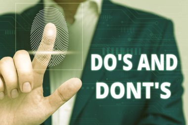 Do S And Dont S. İş fotoğraf metin Kuralları veya gümrük bazı faaliyet veya eylemler ile ilgili gösteren Kavramsal el yazısı Erkek sunum akıllı cihaz sunan resmi iş elbisesi giymek.