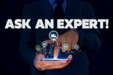 Uzmana Sor'u gösteren not yazma. Okuduğunuz İş fotoğrafı vitrin onayı anlamak ve yönergeleri ile katılıyorum Erkek resmi takım sunum akıllı cihaz sunan giymek.