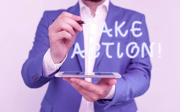 Handschriftliches Textschreiben wird aktiv. Konzept bedeutet, etwas Amtliches oder Abgestimmtes zu tun, um das Ziel mit einem Problem-Geschäftsmann mit erhobenem Zeigefinger zu erreichen. — Stockfoto