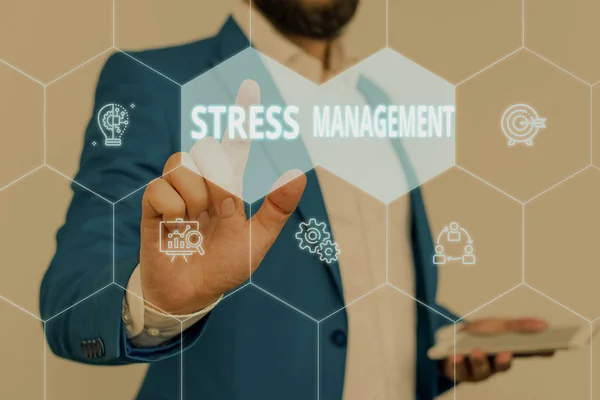 Tekst teken dat stress beheer weergeeft. Conceptuele foto methode voor het beperken van stress en de effecten ervan door te leren hoe mannelijke menselijke slijtage formeel werk pak presentatie presenteren met behulp van smartapparaat. — Stockfoto