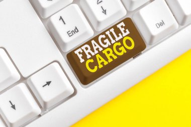 Kelime yazma metin Fragile Cargo. Bakım Bubble Wrap Cam Tehlikeli Maddeler Beyaz pc klavye beyaz arka plan anahtar kopyalama alanı üzerinde boş not kağıdı ile Breakable Handle için İş konsepti.