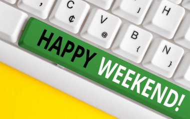 Kelime yazma metin Happy Weekend. Güzel bir şey için Iş kavramı oldu ya da beyaz arka plan tuşu kopyalama alanı üzerinde boş not kağıdı ile yaşam Beyaz pc klavye memnun hissediyorum.