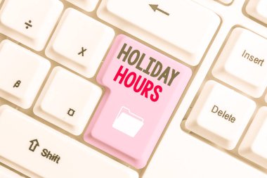 El yazısı metin Tatil Saatleri. Kavram anlamı çalışan tüm saat için iki kez normal ödeme alır Beyaz pc klavye beyaz arka plan tuşu kopyalama alanı üzerinde boş not kağıdı ile.