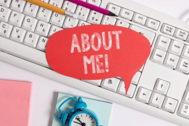Benim Hakkımda El Yazısı metni. İyi ve kötü özelliklerinizin listesini birine söyleme kavramı Boş kopya alanı kırmızı not kağıdı kabarcığı metin mesajı için pc klavyesinin üstünde.