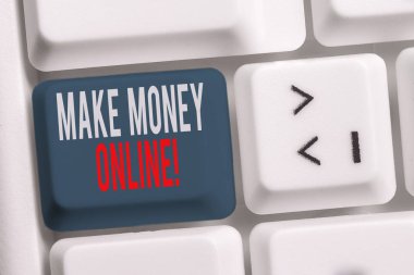 El yazısı metin yazma Make Money Online. Kavram anlamı beyaz arka plan tuşu kopyalama alanı üzerinde boş not kağıdı ile internet freelancing veya pazarlama Beyaz pc klavye kullanarak kar yapma.