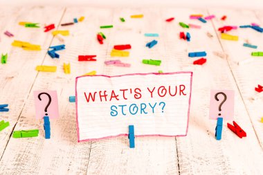 El yazısı metin yazma Ne S Your Story soru. Geçmiş yaşam olayları hakkında gösteren soran kavram anlam analizedici Ahşap üzerine yerleştirilen ataş ile Karalanmış ve parçalanan levha