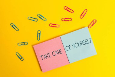 Kendine Dikkat Et'i gösteren not yazma. Bir gettogether veya konuşma Renkli kare boş yapışkan not defterleri sayfaları renkli arka plan boyama kibar bir şekilde vitrine.