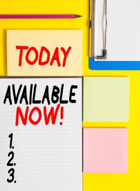 Kavramsal el yazısı Şimdi Kullanılabilir gösteren. İş fotoğraf vitrin size elde veya bu şu anda çalışabilir bulabilirsiniz Boş kağıtları sarı arka plan tablosunda kopya alanı ile.