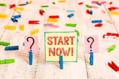 El yazısı metni Şimdi Başlat. Kavram anlamı çalışma ya da hemen ahşap masaya yerleştirilen ataş ile karalanmış ve parçalanan levha şeyler yapıyor tereddüt etmeyin.