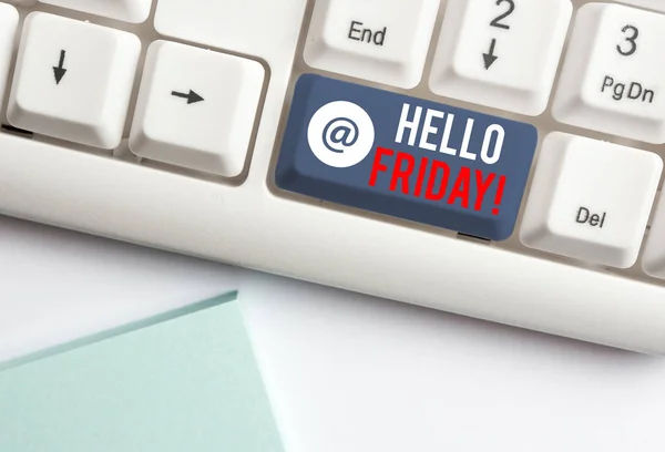 Tekst teken dat Hello Friday weergeeft. Conceptuele foto gebruikt om geluk uit te drukken vanaf het begin van de frisse week wit PC-toetsenbord met lege notitie papier boven witte achtergrond sleutel kopiëren ruimte. — Stockfoto