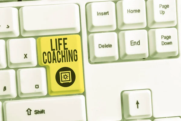 Texto de escritura Life Coaching. Concepto que significa Mejorar vidas por desafíos Nos alienta en nuestras carreras Teclado de PC blanco con papel de nota vacío sobre el espacio de copia de la tecla de fondo blanco . —  Fotos de Stock