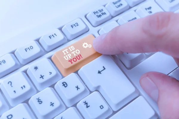 Escribir texto a mano depende de ti. Concepto significado Se utiliza para decir a una demostración de que son los que deciden Teclado blanco PC con papel de nota vacío sobre el espacio de copia de la tecla de fondo blanco . — Foto de Stock