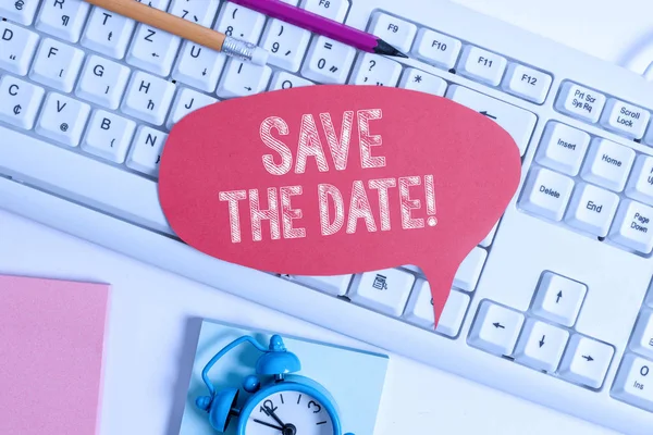 Texto escrito à mão Save The Date. Conceito que significa não agendar qualquer outra coisa neste dia Esvaziar espaço de cópia bolha de papel nota vermelha acima do teclado pc para mensagem de texto . — Fotografia de Stock