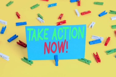 Action Now'ı gösteren not yazma. İş fotoğraf vitrin bir şey resmi ya da uyumlu sorun Renkli clothespin kağıtları boş hatırlatma sarı zemin arka plan ofis ile amaç elde yapmak.