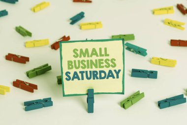 Small Business Cumartesi gösteren kavramsal el yazısı. Cumartesi Renkli clothespin kağıtları boş hatırlatma beyaz zemin ofis sırasında düzenlenen Amerikan alışveriş tatili vitrine İş fotoğraf.