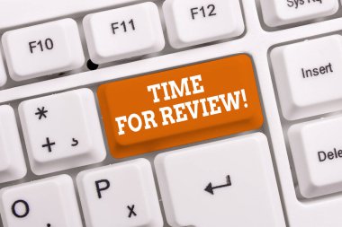 El yazısı metin Zaman İnceleme için. Beyaz arka plan tuşu kopyalama alanının üzerinde boş not kağıdı ile beyaz pc klavyesi değiştirme niyetiyle bir şeyin resmi olarak değerlendirilmesi anlamına gelen kavram.