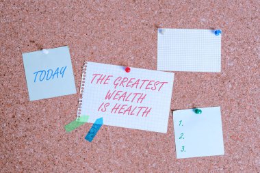 The Greatest Wealth Is Health'i gösteren bir not yazıyorum. İş fotoğraf sadece sağlıklı Corkboard boyutu kağıt thumbtack levha billboard uyarı panosu olmak için paralarını feda birçok vitrin.