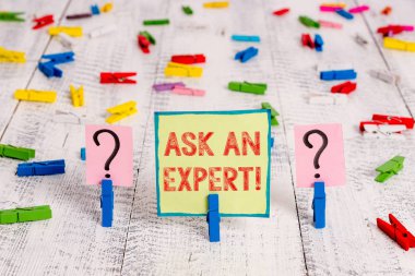 El yazısı metin Bir Uzman sor. Okuduğunuz ve ahşap masaya yerleştirilen ataçlarla karalanmış ve parçalanan levhayı anlayan ve kabul eden kavram anlamı onayı.