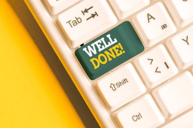 Aferin Done'yi gösteren kavramsal el yazısı. İş fotoğraf vitrin kullanılan övme gösteren veya grup bir şey için iyi bir şekilde Beyaz pc klavye beyaz arka plan üzerinde not kağıdı ile yaptık.