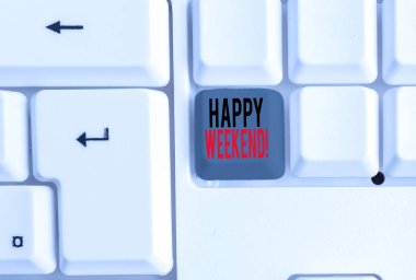 Mutlu Hafta sonu'nı gösteren metin işareti. Kavramsal fotoğraf güzel bir şey oldu ya da beyaz arka plan tuşu kopyalama alanı üzerinde boş not kağıdı ile yaşam Beyaz pc klavye memnun hissediyorum.