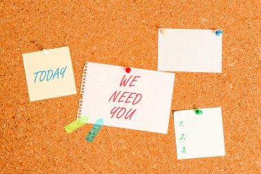 Sana İhtiyacımız Olduğunu gösteren bir not yazıyorum. Belirli bir iş için birlikte çalışmak isteyen birisi soran İş fotoğraf vitrin veya hedef Corkboard boyutu kağıt thumbtack levha billboard uyarı panosu.