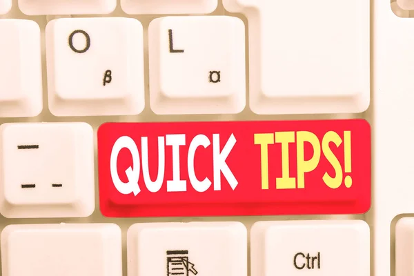 Schreibnotiz mit schnellen Tipps. Business-Foto präsentiert kleine, aber besonders nützliche praktische Ratschläge weiße PC-Tastatur mit Notizpapier über weißem Hintergrund. — Stockfoto