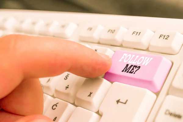 Signo de texto que muestra Sígueme Pregunta. Foto conceptual ir o venir después de la demostración o cosa proceder por delante Teclado de PC blanco con papel de nota vacío sobre el espacio de copia de la tecla de fondo blanco . — Foto de Stock