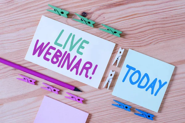 Handgeschreven tekst live webinar. Concept betekenis presentatie lezing of seminar verzonden over web gekleurd wasknijper papieren lege herinnering houten vloer achtergrond kantoor. — Stockfoto