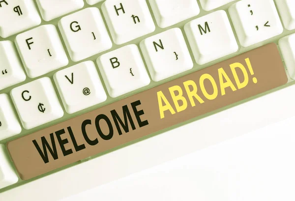 Texto de caligrafia Welcome Abroad. Conceito que significa algo que você diz quando alguém entra no navio Teclado pc branco com papel de nota vazio acima espaço de cópia de chave de fundo branco . — Fotografia de Stock