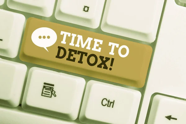 Signo de texto que muestra Time To Detox. Foto conceptual cuando purifica su cuerpo de toxinas o deja de consumir drogas Teclado blanco para PC con papel de nota vacío sobre el espacio de copia de la tecla de fondo blanco . — Foto de Stock