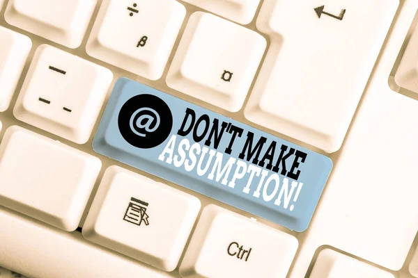 Signo de texto que muestra Don T Make Assumption. Foto conceptual algo que usted asume para ser caso incluso sin la prueba Teclado blanco de la PC con el papel de nota vacío sobre el espacio de copia de la llave del fondo blanco . —  Fotos de Stock