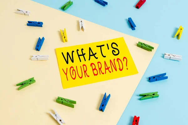 Segno di testo che mostra qual è la tua domanda di marca. Foto concettuale chiedendo sul logo del prodotto fa o ciò che si comunica colorato clothespin carta vuoto promemoria giallo pavimento blu fondo ufficio . — Foto Stock