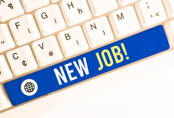 Escribiendo una nota que muestra el nuevo trabajo. Foto de negocios mostrando recientemente haber pagado la posición de empleo regular Teclado de PC blanco con papel de nota sobre el fondo blanco . — Foto de Stock