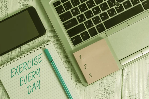 Her Gün Egzersiz gösteren not yazma. Ahşap masa üzerinde form ve sağlıklı Laptop kurallı not defteri akıllı telefon yapışkan not almak için enerjik vücut vitrine. — Stok fotoğraf