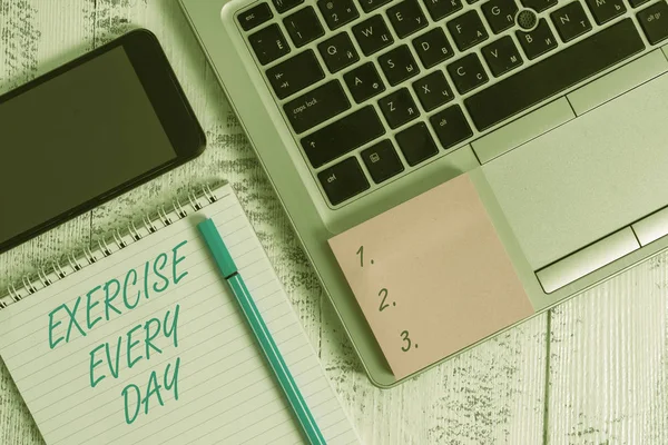 Escrevendo nota mostrando Exercício Todos os dias. Foto de negócios mostrando corpo movimento energeticamente, a fim de ficar em forma e saudável Laptop governado notepad smartphone nota pegajosa na mesa de madeira . — Fotografia de Stock