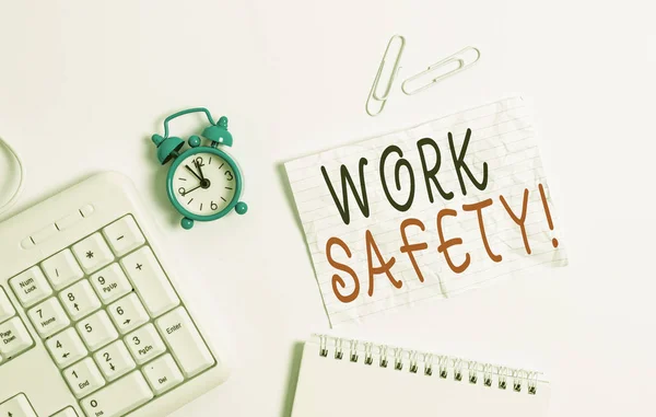 A munkahelyi biztonságot bemutató írásjegyzet. Üzleti fotó bemutatják politikákat és eljárásokat, hogy biztosítsák a munkavállalók egészségét üres papír, másolási hely az asztalon az óra és a PC-billentyűzet. — Stock Fotó
