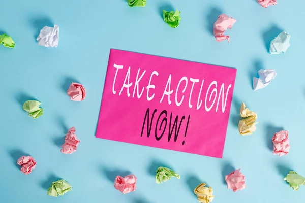 Escrevendo nota mostrando Take Action Now. Foto de negócios mostrando fazer algo oficial ou concertado alcançar objetivo com problema Colorido enrugado retângulo em forma de papel lembrete luz azul fundo . — Fotografia de Stock