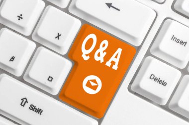 Soru ve Soru'u gösteren kavramsal el yazısı. Gösteren sorular sorar ve başka bir beyaz üzerinde not kağıdı ile beyaz pc klavye cevaplar hangi gösteren vitrin