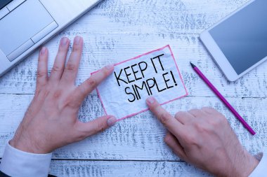 Keep It Simple'ı gösteren kavramsal el yazısı. İş fotoğraf vitrin e-kolay bir şey sormak çok fazla ayrıntıya girmeyin anlamak.