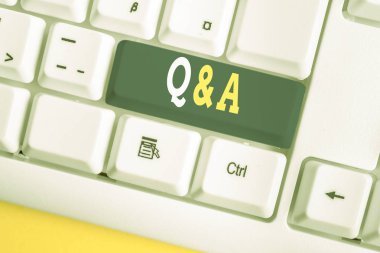 Kelime yazma metin Q Ve Bir Soru. Hangi gösteren sorular sorar ve başka bir beyaz arka plan anahtar kopyasının üzerinde boş not kağıdı ile Beyaz pc klavye cevaplar için iş kavramı