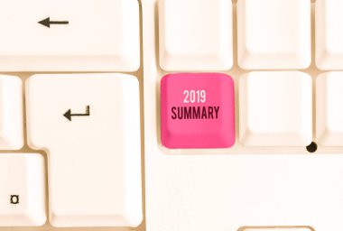 2019 Özetini gösteren kavramsal el yazısı. Özellikle 2019 Beyaz pc klavyesinin ana noktalarını kapsayan ve beyaz arka planın üzerinde not kağıdı içeren iş fotoğrafı metin özeti.